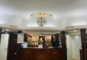 布鲁塞尔阿伯丁酒店的大堂设有天花板上的时钟