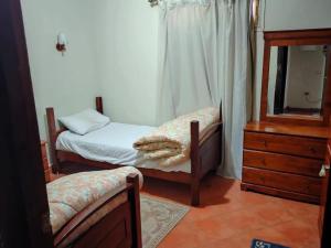 艾因苏赫纳Porto Sokhna Pyramids Sea Viwe For Familis的一间卧室配有两张单人床和一个梳妆台