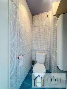 布赖迪讷Vue Capitainerie , Charme & Confort en Bord de Mer的一间带卫生间和瓷砖墙的浴室
