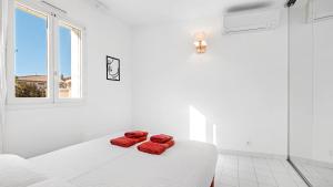 格里莫CASA NOSTRA, Port-Grimaud, Vue sur les Canaux的两条红色毛巾坐在房间白色的床上