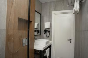 巴库Port Rivoli Baku Luxury Boutique Hotel的一间带水槽和镜子的浴室