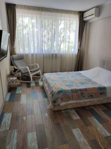 康斯坦察Tomis 99 Apart的卧室配有床、椅子和窗户。