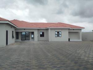 MasvingoLuxury 2 Bed Self Catering Apartment in Masvingo的一座大型白色房屋,设有红色屋顶