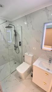 培拉特Guest house Luli Strumi的带淋浴、卫生间和盥洗盆的浴室