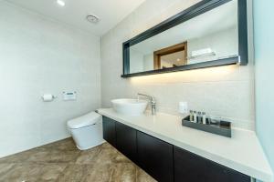 济州市艺术Spa＆普尔维拉酒店的一间带水槽和镜子的浴室