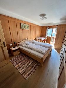 塞斯托Unteradamerhof的一间卧室配有一张大床和一张桌子