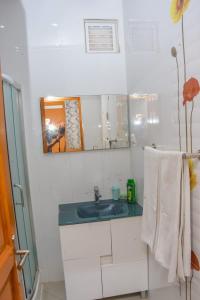 普拉亚Hot belvedere的一间带水槽和镜子的浴室