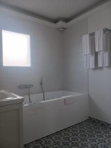 维拉尔雷东布Quetzal的白色的浴室设有浴缸和窗户。