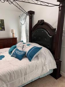 格林斯伯勒Copeland Get-a-Way的一间卧室配有一张带蓝色枕头的床。