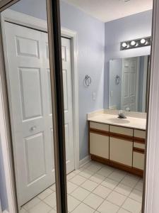 格林斯伯勒Copeland Get-a-Way的一间带水槽和镜子的浴室