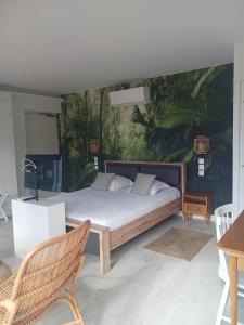 维拉尔雷东布Aracari的一间卧室配有一张床和壁画墙