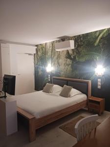 维拉尔雷东布Aracari的一间卧室配有一张带两个枕头的床