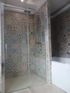 维拉尔雷东布Aracari的浴室里设有玻璃门淋浴
