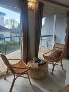 维拉尔雷东布Aracari的客房设有2把椅子和一张桌子以及一个阳台。