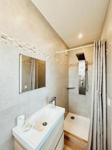 萨里索伦札拉卡内拉假日公园的一间带水槽、浴缸和淋浴的浴室