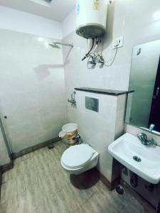 新德里Hotel University Stay @ A1Rooms的一间带卫生间和水槽的浴室