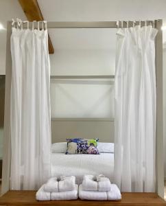 索略Pied à Terre Saulieu的一张带白色窗帘的床