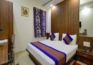 新德里Hotel University Stay @ A1Rooms的一间卧室,卧室内配有一张大床