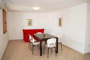 MaladrosciaNuovissimo appartamento a due passi dalla spiaggia di Maladroxia C61的一间用餐室,配有黑桌和白色椅子
