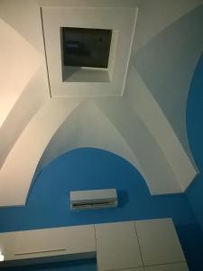 奥斯图尼I Cieli Di Ostuni的浴室拥有蓝色和白色的天花板