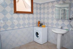MaladrosciaAppartamento con veranda e aria condizionata a Maladroxia C62的一间带洗衣机和水槽的浴室