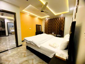 拉瓦尔品第Elite Living Hotels的卧室配有白色床和天花板