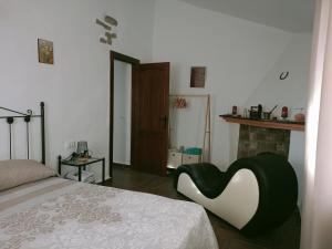 托罗克斯Casa Rueapara的一间卧室配有一张带黑白椅子的床