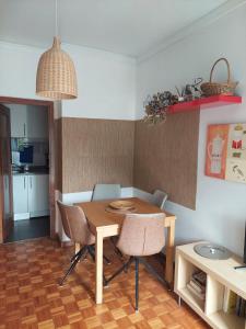 波尔图可沃洛公寓的一间带木桌和椅子的用餐室