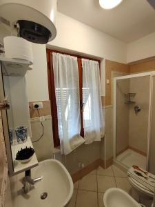 La GuardiaPanorama的一间带水槽、淋浴和卫生间的浴室
