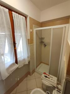La GuardiaPanorama的带淋浴和卫生间的浴室