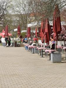 柏林阿莱克斯顶级景致&城市酒店的公园里一组红色遮阳伞的桌子
