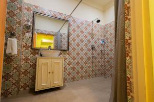 斋浦尔Sheel Mahal- Near Hawa Mahal的一间带水槽和镜子的浴室