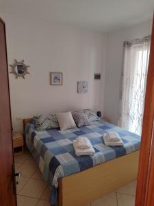 La GuardiaPanorama的一间卧室配有一张床,上面有两条毛巾
