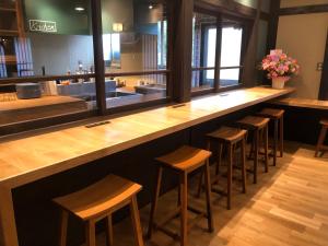 草津BUNA　KUSATSU的餐馆里一排凳子的酒吧