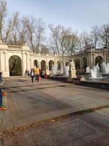 柏林公园及城市亚历克斯公寓的人走在一座带喷泉的建筑前