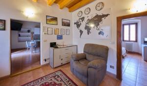 曼德洛德拉廖CAV MOTTENO的客厅配有椅子和墙上的地图