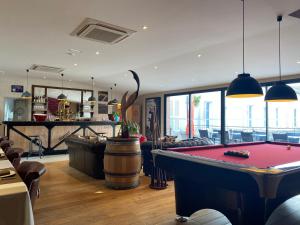 埃佩尔奈香槟多迈纳撒克里特住宿加早餐旅馆的一间设有台球桌和酒吧的客房