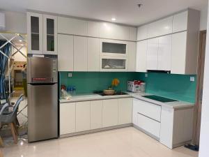 河内Hanoi Home 4 - Cool Homestay in Vinhomes Ocean Park的厨房配有白色橱柜和不锈钢冰箱