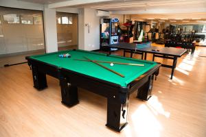 伊瓜苏福斯假日酒店的一张乒乓球桌,位于一个配有两张桌子的房间