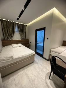 KayacıkAntik Otel的卧室配有床、椅子和窗户。
