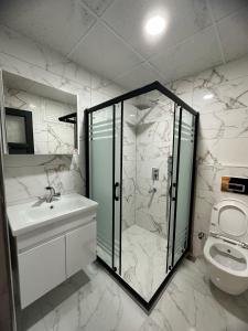 KayacıkAntik Otel的带淋浴、盥洗盆和卫生间的浴室