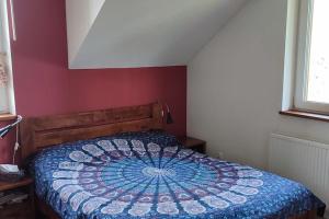 克拉科夫House at the titbird hill的卧室内的一张带蓝色和白色棉被的床