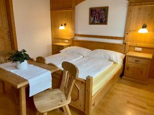 菲尔根斯托纳霍夫旅馆的卧室配有一张床和一张桌子及椅子