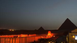 开罗Queen cleopatra sphinx view的享有giza金字塔的景色