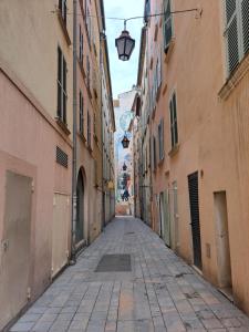 土伦T2 Proche du port, zone piétonne的两座建筑之间的小巷里一条空的街道