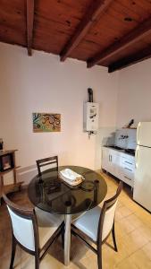 奇莱西托Casa Kuntur的厨房配有桌椅和冰箱。