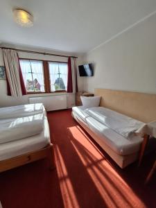 罗滕堡祖姆布莱特利旅馆的客房设有两张床和窗户。