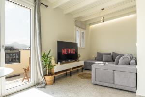 海若克利欧S12 Apartments的带沙发和电视的客厅