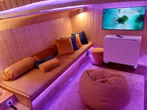 波尔图SLEEPBOAT LuxLife Yatch的带沙发和电视的客厅