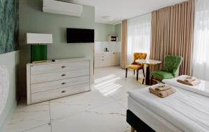 索波特Meduza Sopot的酒店客房设有一间带一张床和电视的卧室